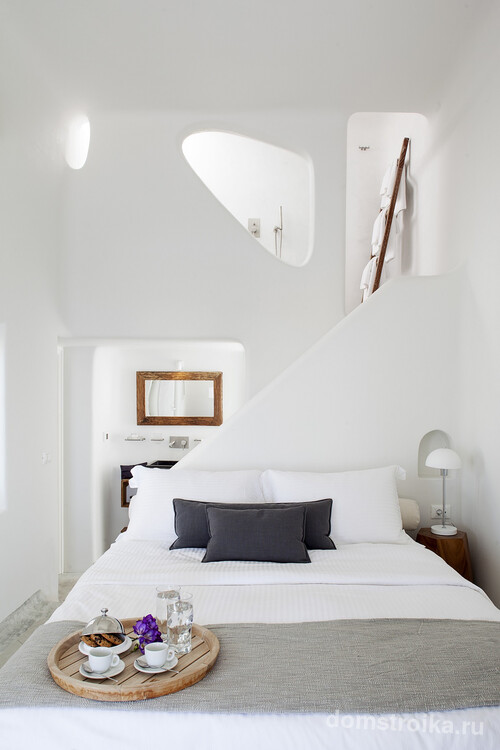 Белая спальня в греческих традициях