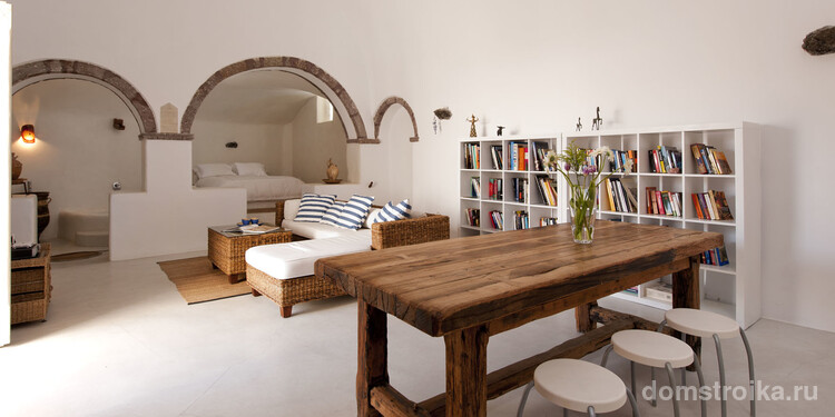 Квартира-студия в греческом стиле, где арочные проемы и натуральные материалы формируют уютное пространство для жизни