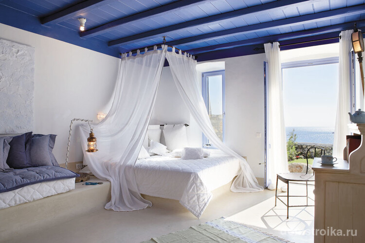 Кровать с балдахином является одной из визитных карточек греческого стиля