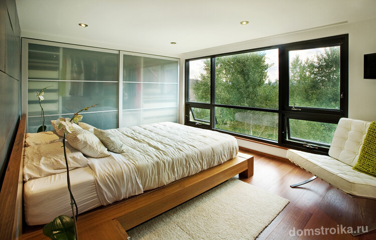 Кровать напротив панорамного окна