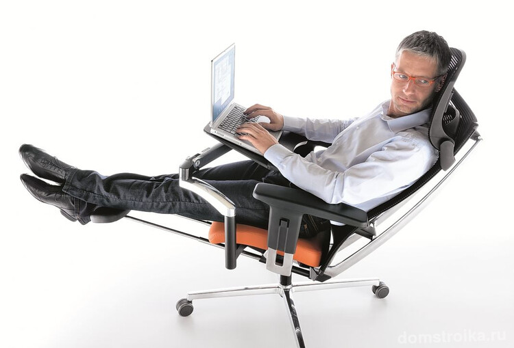 Ортопедическое компьютерное кресло с подставкой для ног
