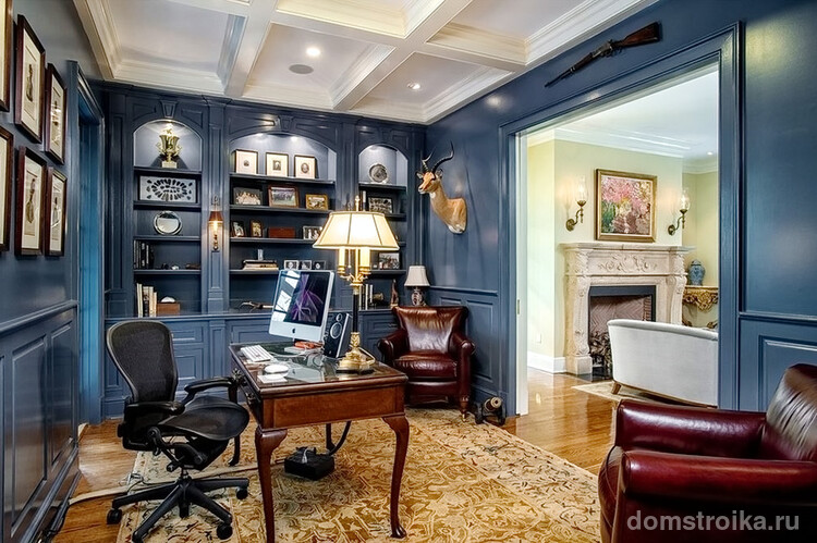 Домашний кабинет в классическом стиле с ортопедическим компьютерным креслом