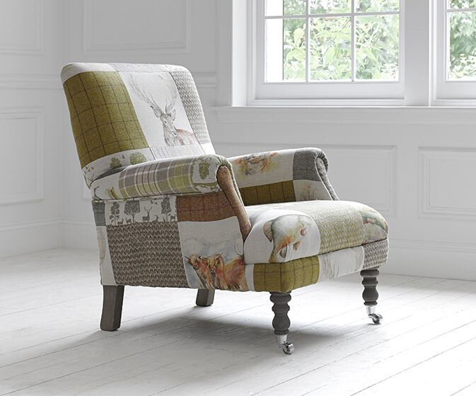 Кресло в стиле ретро с обивкой из разных лоскутов ткани пастельных тонов