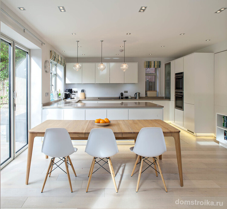 Кухня частного дома с интерьером в стиле модерн
