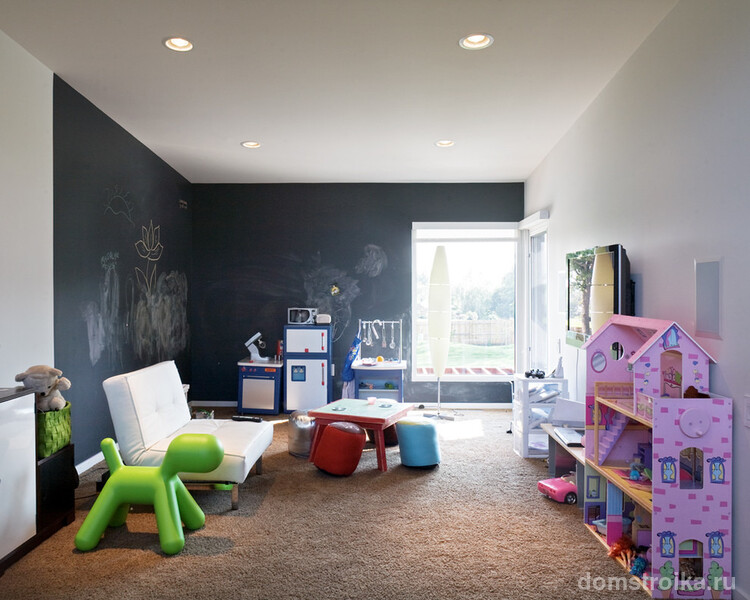 Сменность чехлов и удобство конструкции делают диван клик-кляк хорошим вариантом для детской