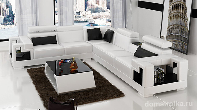 Черно-белый классический диван с дополнительным журнальным столиком