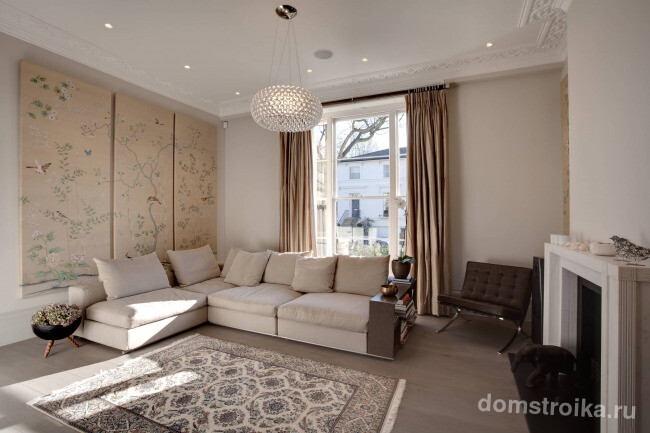 Классическое оформление комнаты с кремовым диваном консул