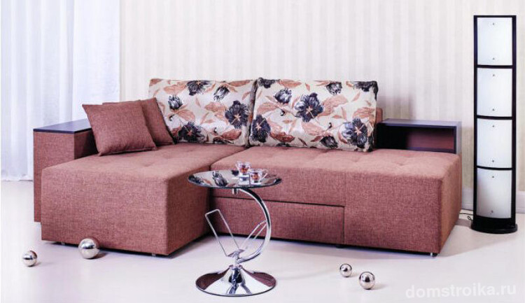 Удобные деревянные подлокотники дивана заменят журнальный столик