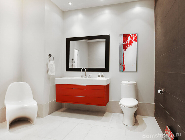 С помощью декоративной красной пленки можно преобразить тумбочку в туалете