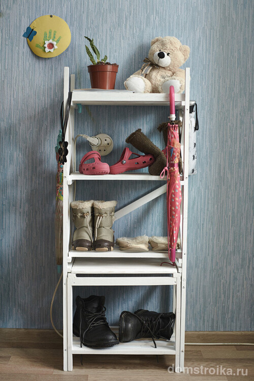 Простейший вариант этажерки для обуви из дерева, окрашенного в белый