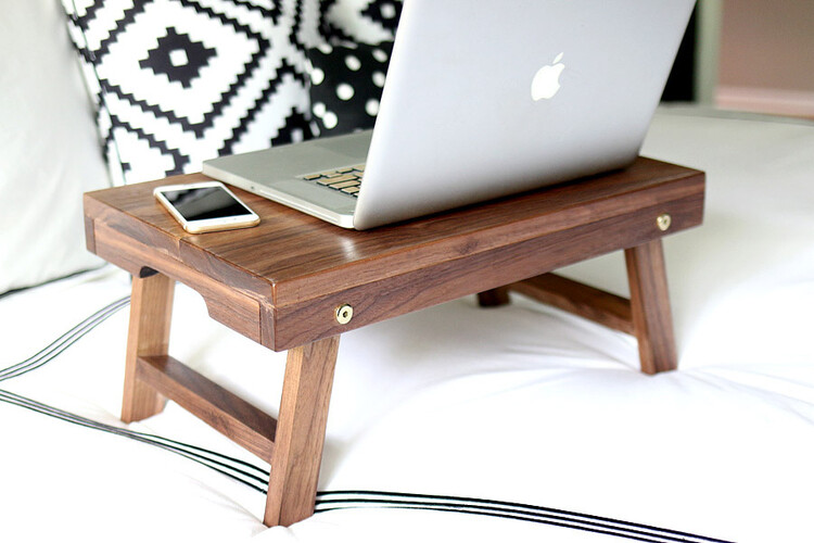 Классический деревянный столик для ноутбука