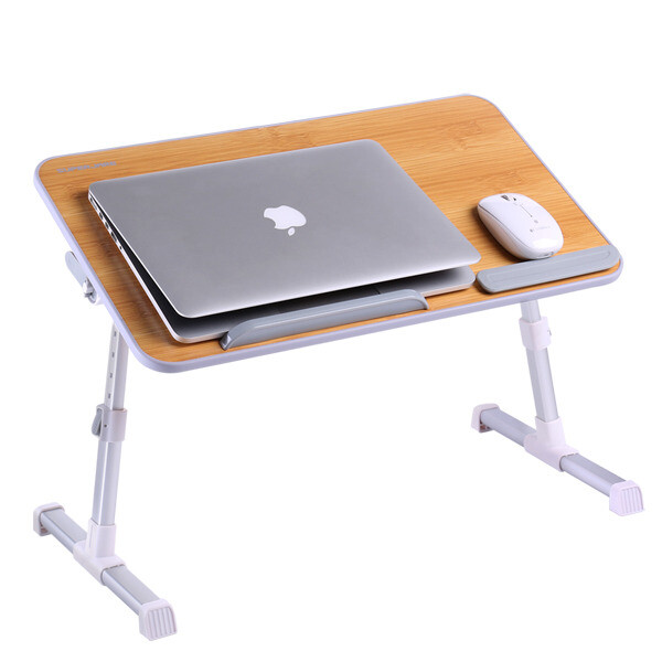 Простые модели переносных столиков для ноутбука предусматривают размещение мышки на одном уровне с устройством