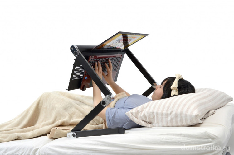 Угол наклона и система крепления ноутбука к столешнице обеспечивают максимальный комфорт при работе даже в лежачем положении