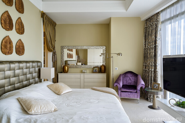 Уютная современная спальня с белым глянцевым комодом