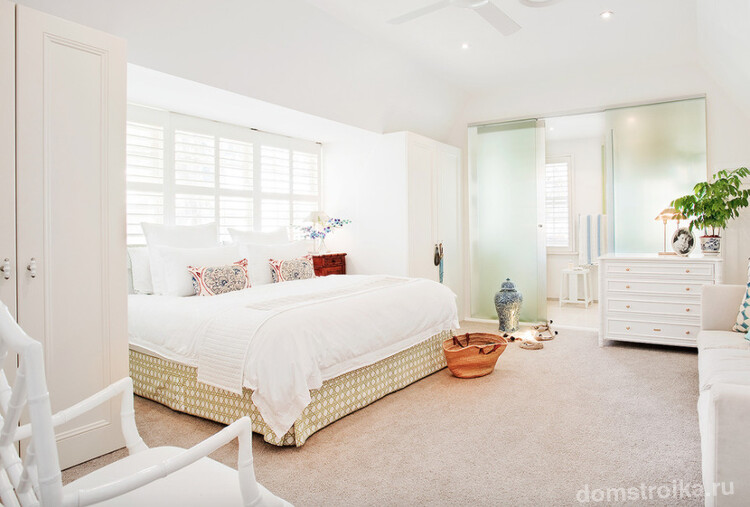 Светлая спальная комната с белым комодом