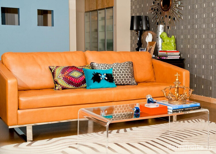 Яркий диван еврокнижка в коже для гостиной