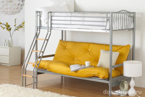 Комбинированный вариант лестницы на второй этаж кровати: металл и дерево