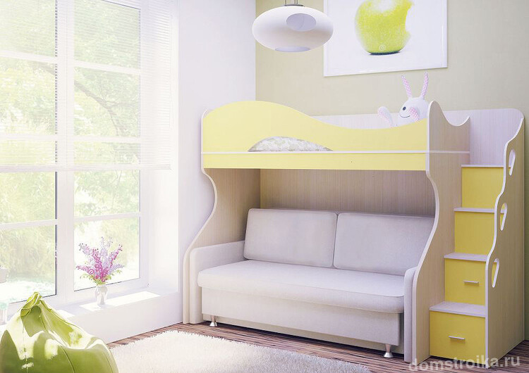 Двухъярусная кровать-чердак с диваном светлых оттенков