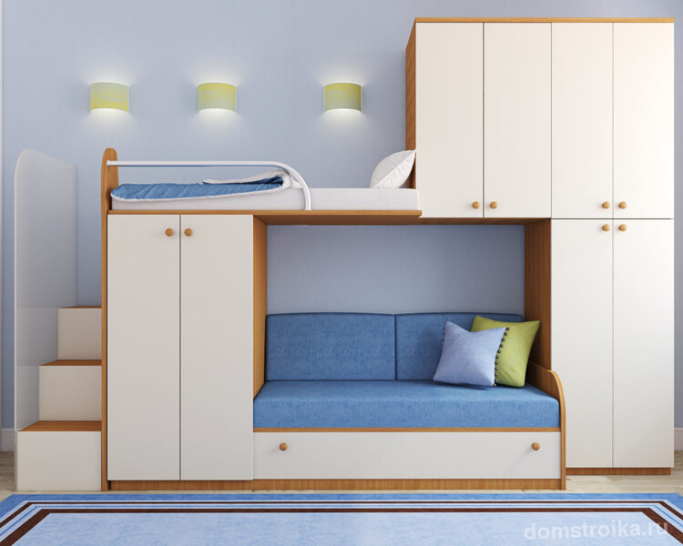 Двухъярусная кровать с диваном внизу и дополнительными шкафчиками подойдет для разумной организации ограниченного пространства