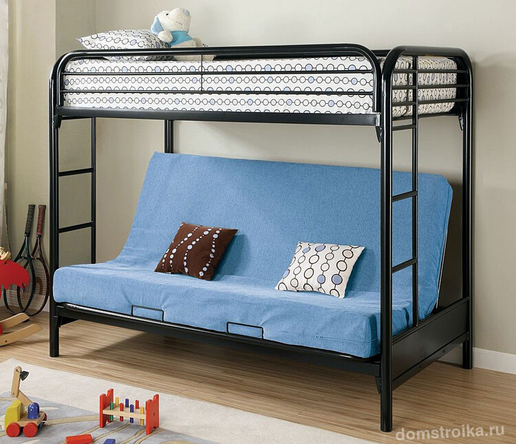 Двухъярусная кровать с диваном внизу с металлическим каркасом обладает повышенной прочностью