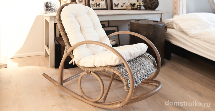 Плетенное кресло-качалка с подставкой для ног и мягкой подушкой