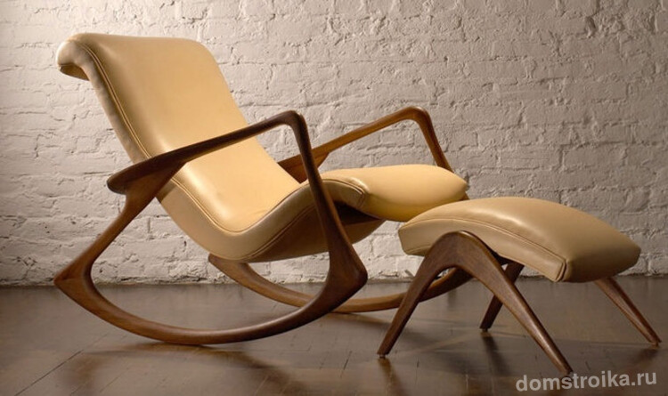 Прекрасное сочетание дерева и кожи в дизайне кресла-качалки с подставкой для ног