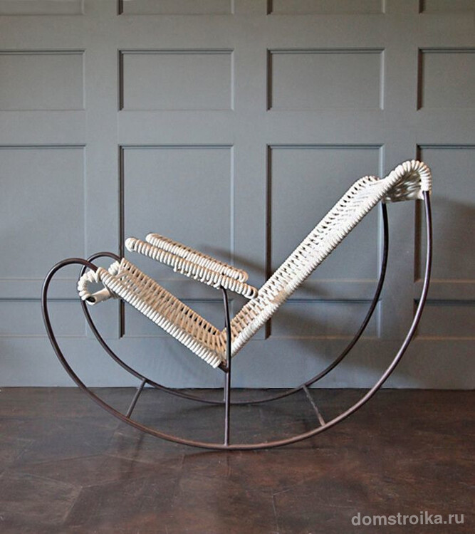 Удачное сочетание металлической конструкции и плетенного сидения в дизайне кресла-качалки