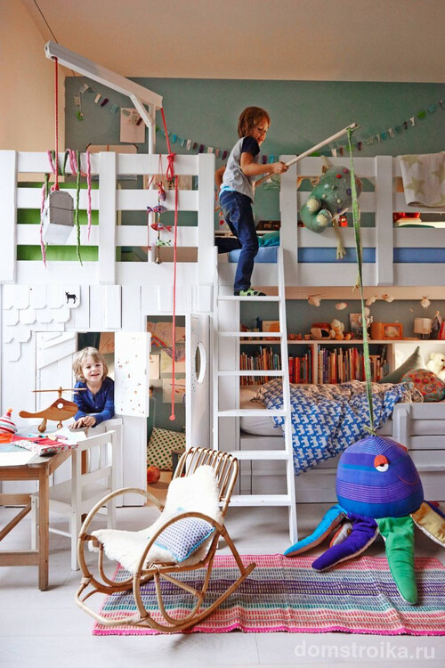 Кресло-качалка из бамбука с подставкой для ног отлично впишется в дизайн детской комнаты