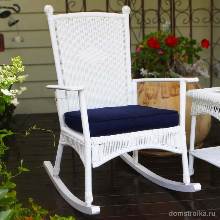 Плетенное кресло белого цвета смотрится очень красиво