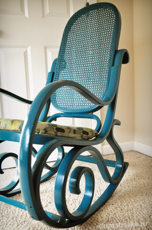 Красивое кресло-качалка из дерева синего цвета