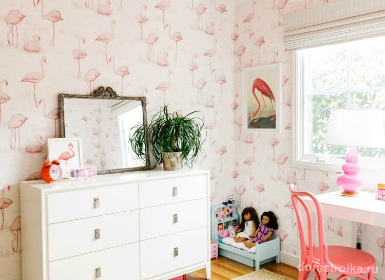 Детская спальня в стиле шебби-шик с венским стулом персиково-розового цвета