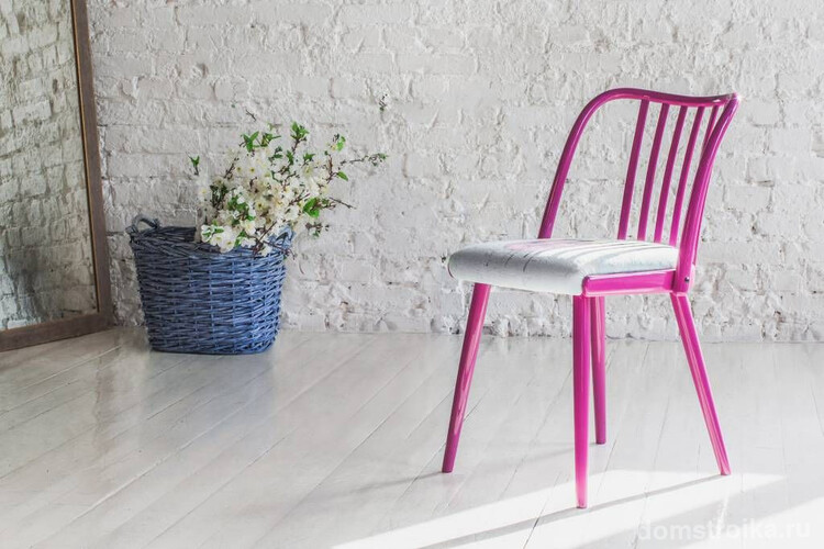 Розовый венский стул с мягким белым сиденьем