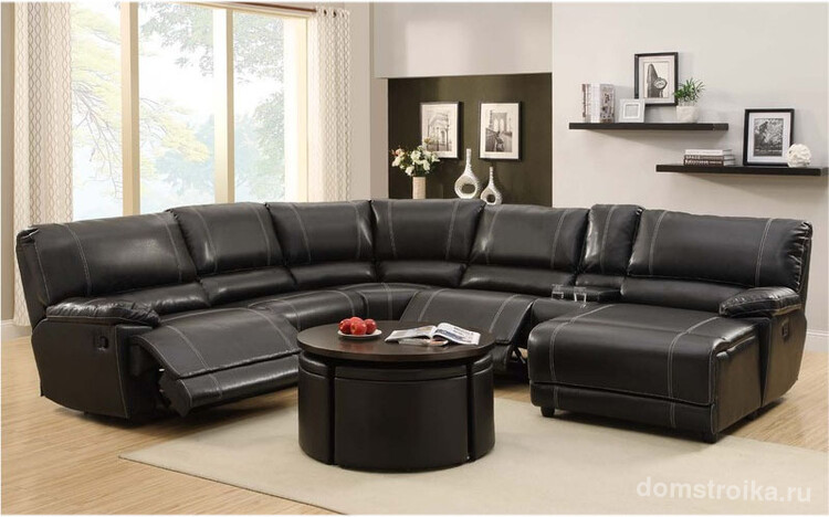 Полукруглый диван-реклайнер в классическом черном цвете с контрастной строчкой