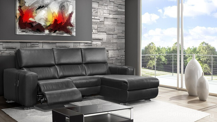 Роскошный кожаный диван в гостиной с выдвижным механизмом подножки