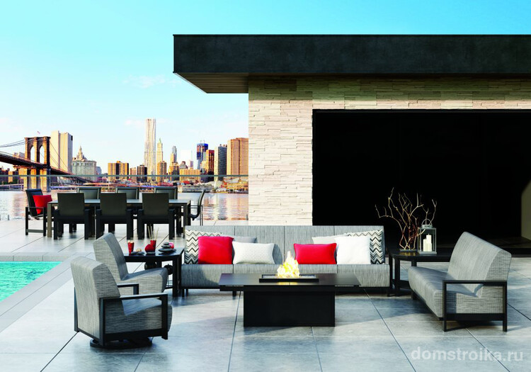 Прямоугольные диваны можно установить на крыше жилого дома, террасе или даже в летнем дворике. Размеры и форма подходят для любых нужд