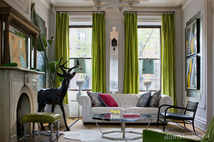Модные диваны 2017 года контрастируют с общей обстановкой комнаты: сочетание белого и зеленого оттенков в интерьере современной гостиной