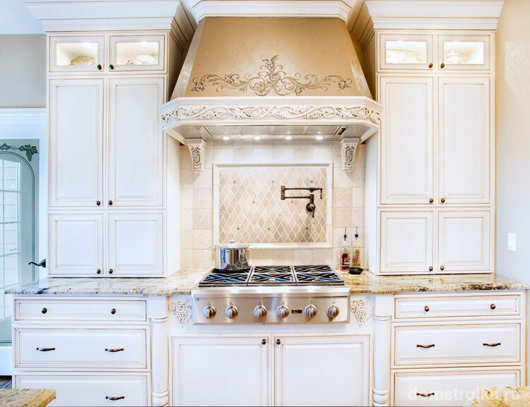 Пилястры очень популярны в оформлении класической кухонной мебели