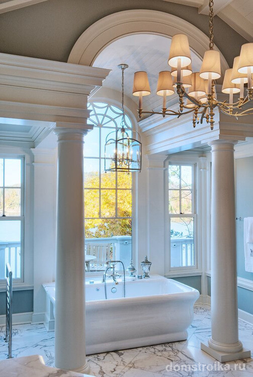 Необычная ванная комната с большими окнами, колонами и пилястрами