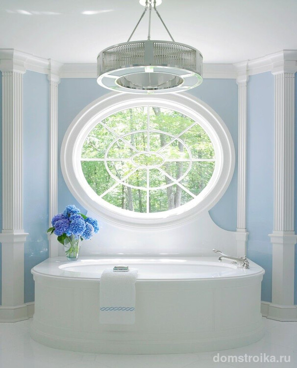 Бело-голубая ванная комната с пилястрами из полиуретана