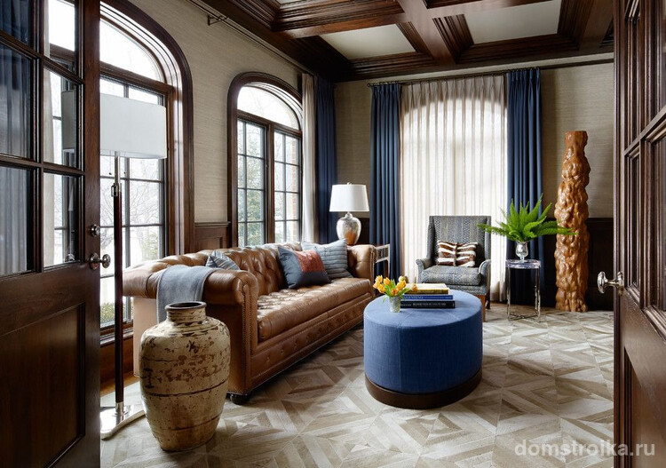Классическая гостиная в бежево-коричневых тонах с коричневым диваном