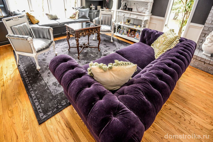 Стиль фьюжн в оформлении гостиной с роскошным диваном Честерфилд фиолетового цвета