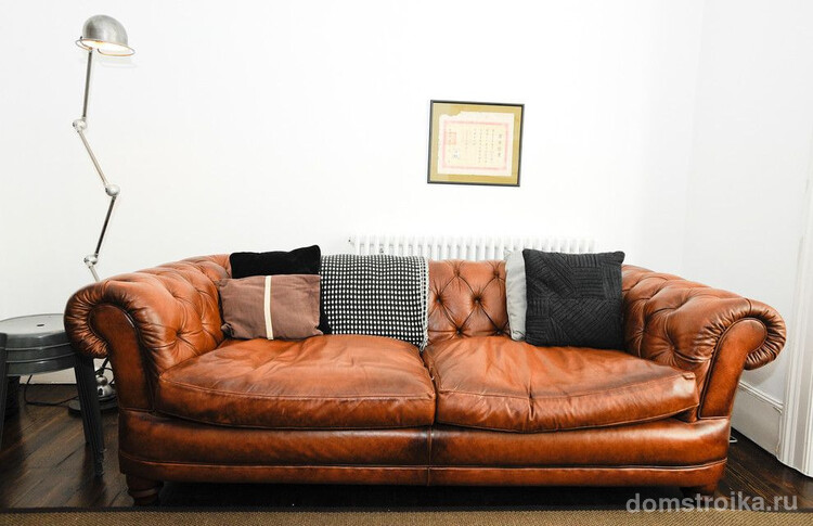 Кожаный коричневый диван Честерфилд в современном интерьере