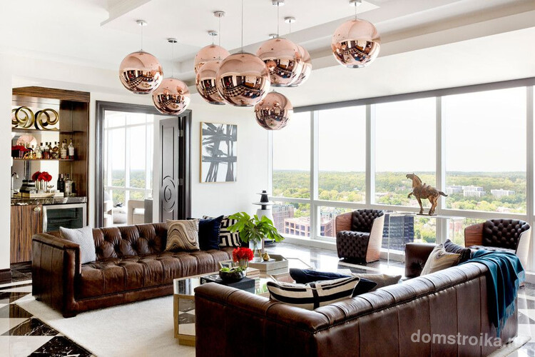 Современная светлая гостиная с темно-коричневыми диванами
