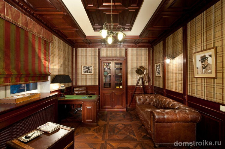 Кабинет в английском стиле с классическим кожаным диваном