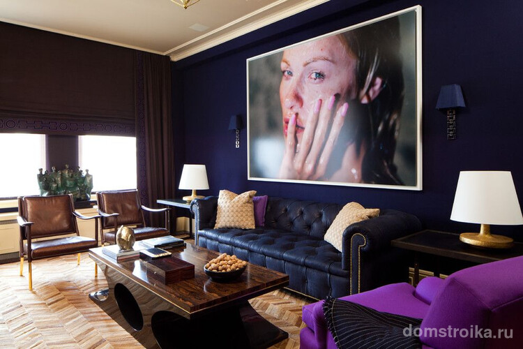 Современная гостиная в темных тонах с темно-синим диваном Честерфилд