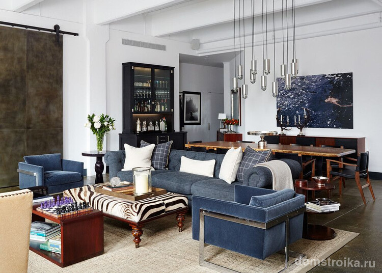 Мягкая мебель ненасыщенного синего цвета с классическим диваном подойдет для традиционной гостиной
