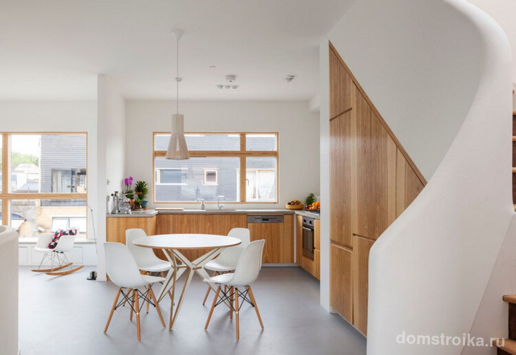 Белая кухня в сочетании с деревянной мебелью цвета ясеня выглядит тепло и уютно