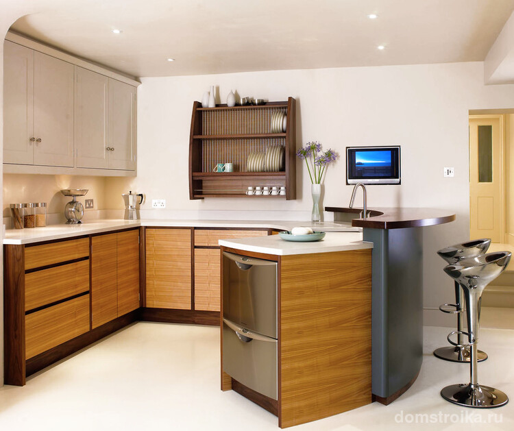 Кухонный гарнитур, сочетающий вставки из светлого ясеня и хромированные поверхности