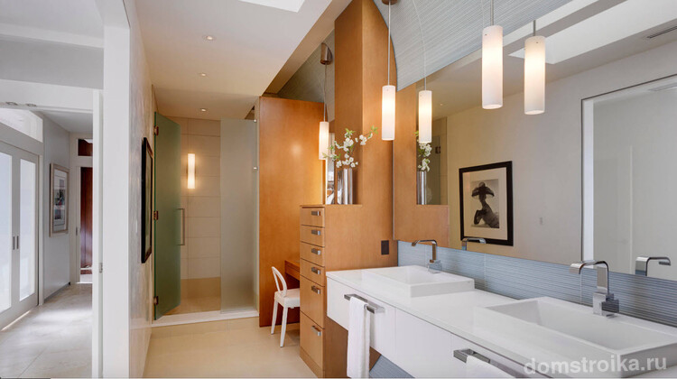 Мебель из светлого ясеня можно использовать в ванной комнате