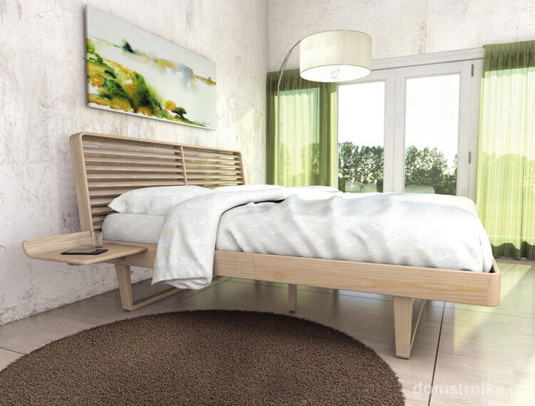 Кровать из массива ясеня в спальне цвета кофе с молоком